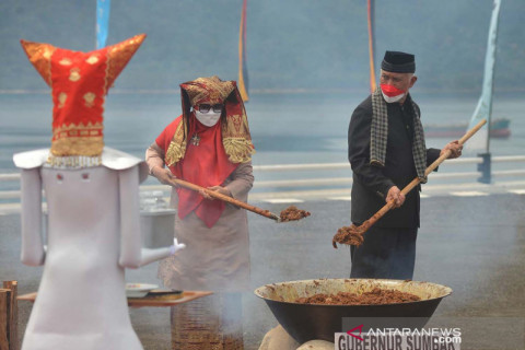 Asyiknya memasak rendang sedunia bersama-sama