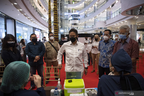 Menkes kunjungi vaksinasi di mal