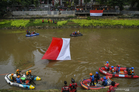 Peringati hari kemerdekaan di Kali Ciliwung
