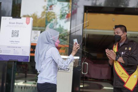 Sosialisasi aplikasi PeduliLindungi di pusat perbelanjaan