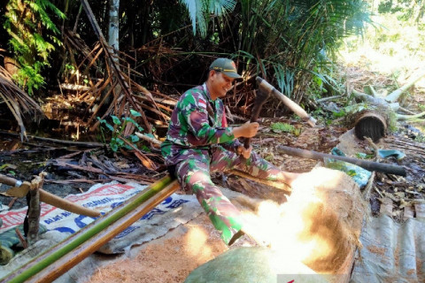 Satgas TNI Membantu Mengolah Sagu Warga Perbatasan
