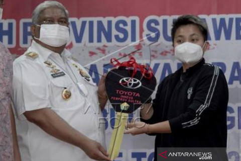 Apriyani Rahayu Menerima Hadiah Dari Gubernur Sulteng