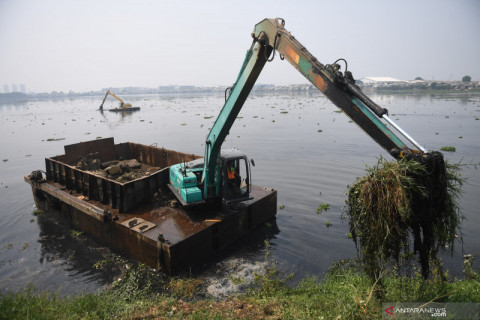 Pengerukan endapan Waduk Pluit