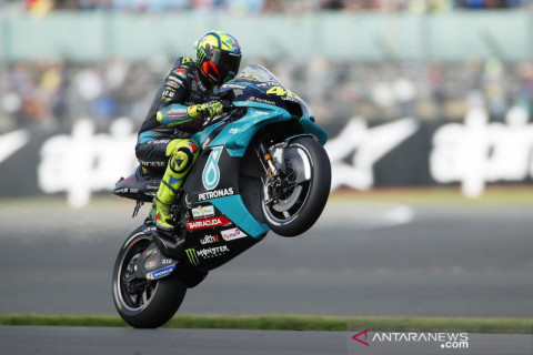 Aksi pembalap MotoGP saat sesi latihan di sirkuit Silverstone Inggris