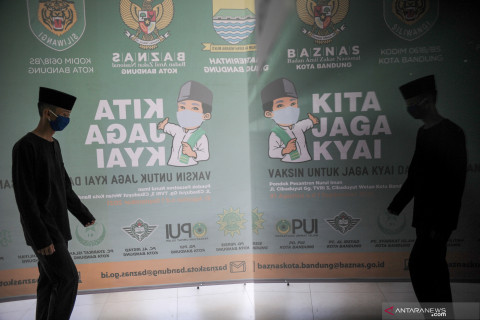 Vaksinasi COVID-19 bagi pemuka agama dan santri di Kota Bandung
