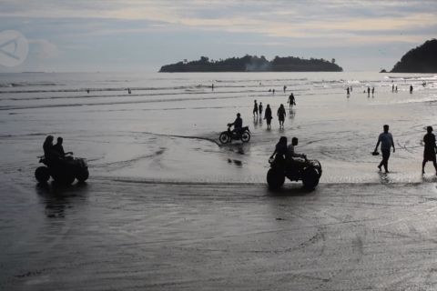 Kartu vaksin jadi syarat masuk objek wisata di Padang