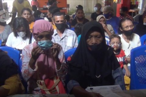 Kasus COVID-19 turun, Kantor Pos Ambon tetap salurkan bantuan