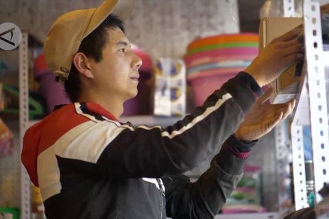 Ada stasiun layanan kurir di kaki Gunung Qomolangma Tibet