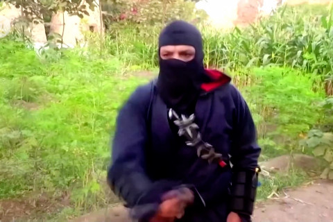 Ninja Mesir berlatih Ninjutsu di ladangnya