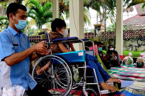 Gubernur Babel serahkan bantuan bagi disabilitas dan SK pensiun