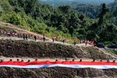 Pengibaran Merah Putih di puncak Wolasi Konawe Selatan