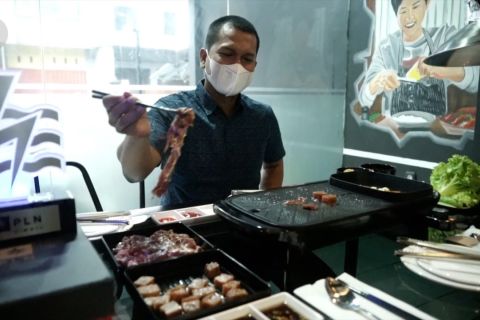 PLN UP3 Mataram beri alat masak listrik ke usaha kuliner