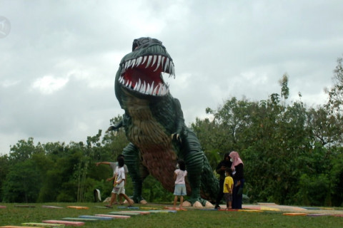 Dinosaurus dari ban bekas hiasi tempat pembuangan sampah di Jember