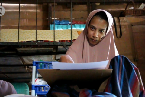 Dari rumah panggung, Rohani melukis dengan dua jari yang tersisa