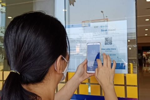 Tidak hanya pengunjung, karyawan pusat perbelanjaan juga harus vaksin