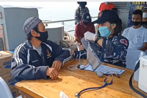 Sasar vaksinasi warga pulau, Lanal Banten kerahkan kapal perang