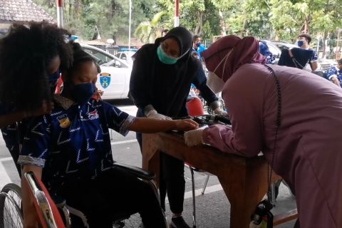 Vaksinasi atlet Peparnas Papua di Solo