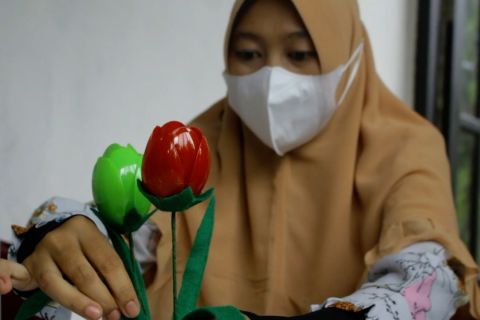 Kreasi bunga warna-warni dari sendok plastik bekas