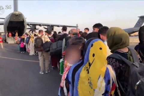 Tenggat waktu kian dekat, evakuasi terus berlangsung di Afghanistan