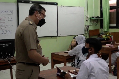 Walkot Jakpus tinjau hari pertama PTM