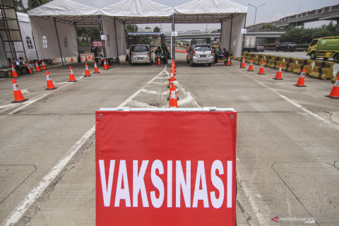 Vaksinasi COVID-19 drive thru di Tol Jagorawi
