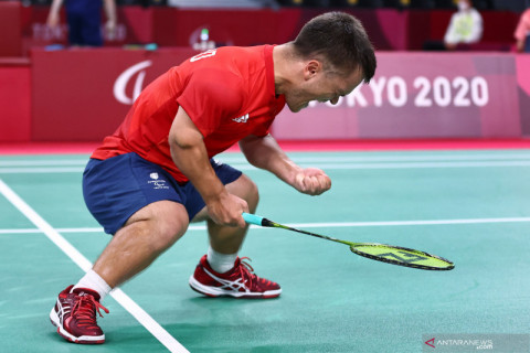 Selebrasi kemenangan atlit para-bulutangkis Inggris Jack Shephard