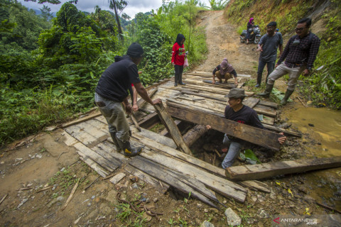 Perbaikan jalan antar desa di Kalsel