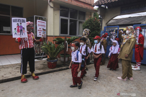 Badut bantu edukasi protokol kesehatan kepada murid di sekolah