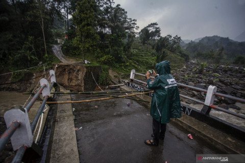 Jembatan terputus akibat diterjang banjir bandang