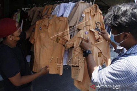 Baju Seragam Sekolah Bekas