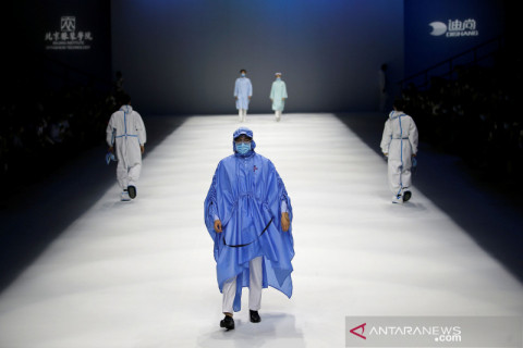 Busana medis, perawat dan APD ditampilkan dalam China Fashion Week