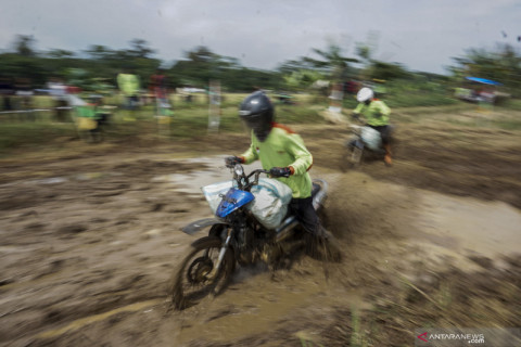 Tradisi balap motor gabah di sawah
