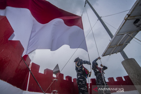 Pengibaran bendera merah putih di mercusuar Ambalat