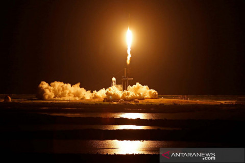 Peluncuran roket SpaceX Falcon 9