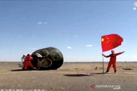 Setelah 90 hari di luar angkasa, astronot China tiba kembali di Bumi