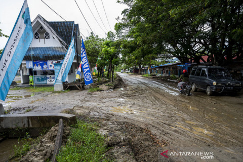 Jalan Terminal Angkutan Darat Bulili Digenangi Lumpur
