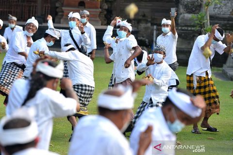 Serunya perang ketupat di Bali