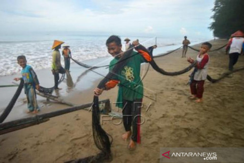 Regenerasi Tradisi Maelo Pukek