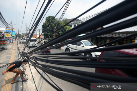 Instalasi kabel semrawut di Tangsel