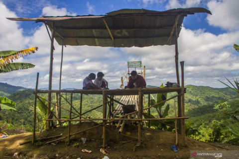 Mendaki bukit demi akses internet