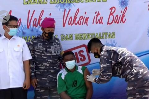 Lanal Lhokseumawe vaksinasi warga pesisir