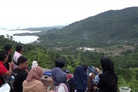 Menikmati panorama hamparan alam dari puncak Sigantang Sira