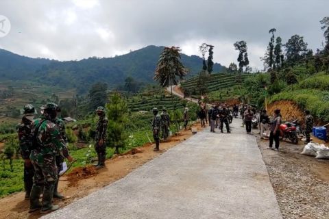 Pembangunan jalan tembus dua dukuh di Batang hampir rampung