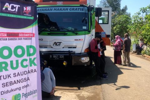 Foodtruck ACT bagi makanan ke pemulung