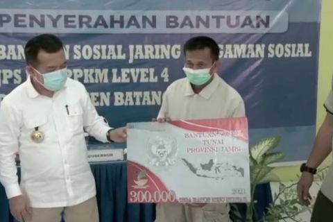 Gubernur Jambi salurkan sembako dan JPS untuk warga Batanghari