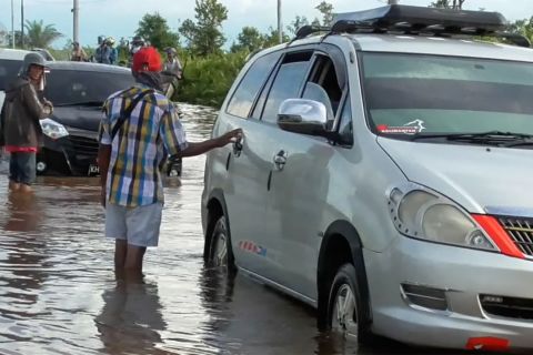 Berkah banjir, masyarakat beri layanan jasa pemandu lalin