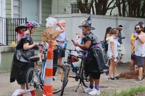 Warga ikuti Parade Sampah pasca-Badai Ida di New Orleans, AS