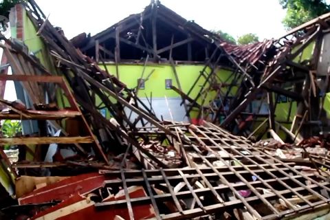 Bangunan sekolah ambruk, 4 kelas belajar di teras