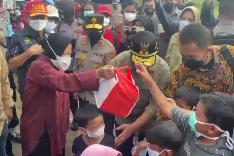 Mensos salurkan bansos korban banjir Kalteng