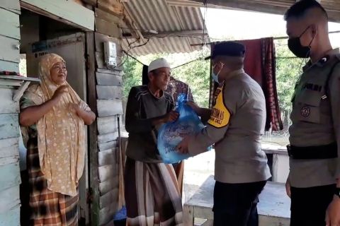 Dua ribu paket sembako untuk warga kampung nelayan di Medan